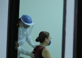 Pueden jóvenes sufrir secuelas tras padecer COVID-19