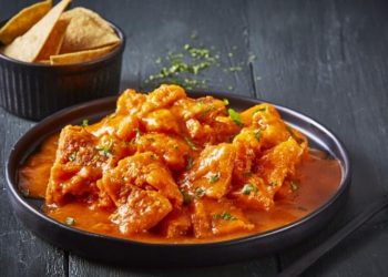 Chicharrón en salsa roja