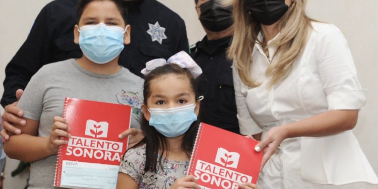 Entregan Becas a hijas e hijos de Policías Estatales