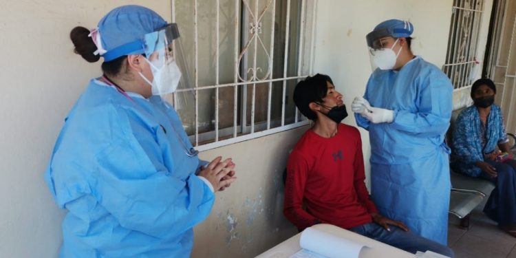 Monitorean el estado de pacientes con COVID-19 en Punta Chueca