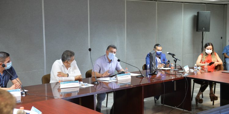 Analizan solicitar comprobante de vacunación o prueba negativa a COVID-19 al ingresar a establecimientos