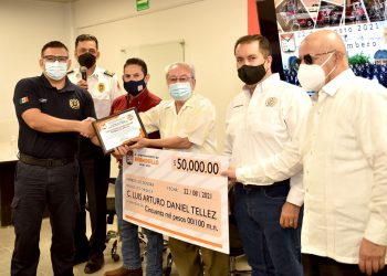 Reconocen a Bomberos de Hermosillo en su día