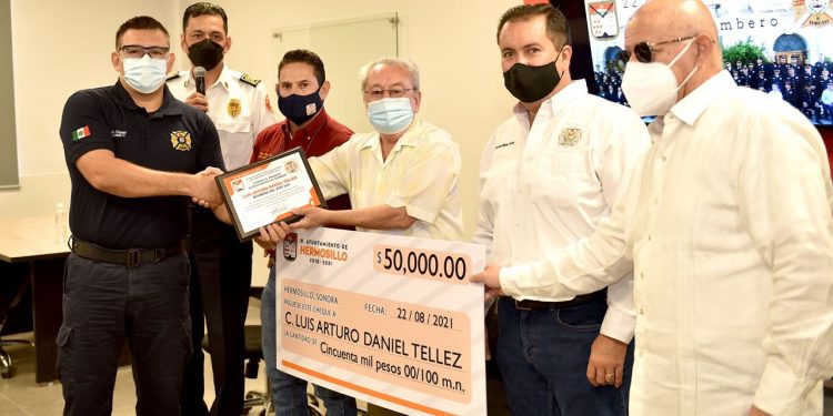 Reconocen a Bomberos de Hermosillo en su día