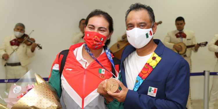 Tuvo acogedora bienvenida la arquera sonorense Alejandra Valencia en su arribó a Sonora