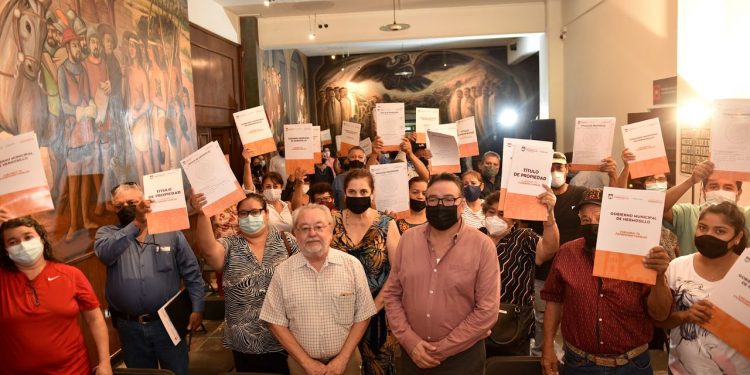 Familias de Hermosillo recibieron el título de propiedad de sus viviendas