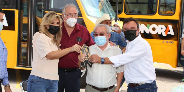 Realizan entrega de camiones escolares nuevos para zonas rurales