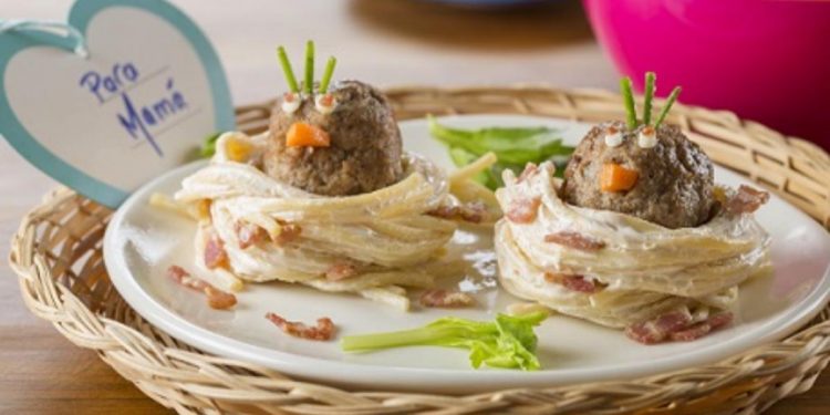 Nidos de espagueti y pajaritos de albóndigas