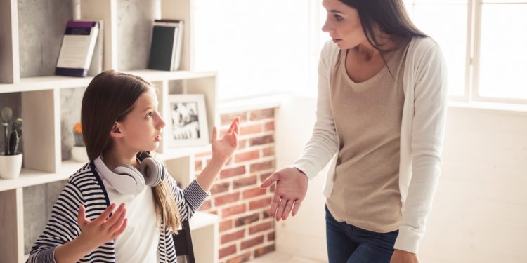 Madres exigentes crían hijas más exitosas