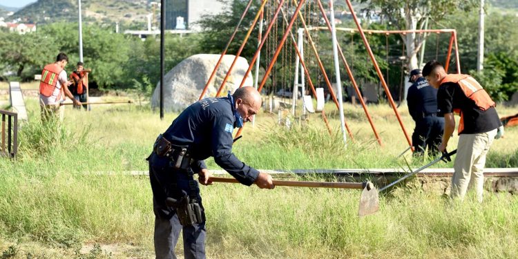 Menores infractores participan en limpieza de parque