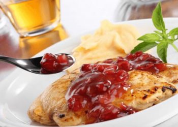 Pollo en salsa de arándanos