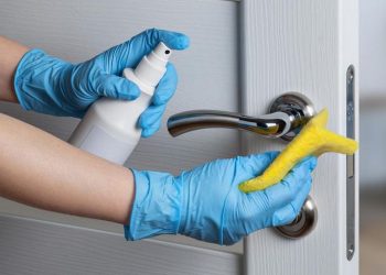 Lugares con bacterias en la casa que la gente olvida limpiar