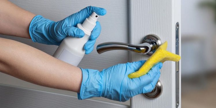 Lugares con bacterias en la casa que la gente olvida limpiar