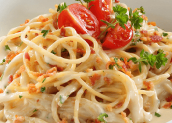 Spaghetti con tocino y perejil
