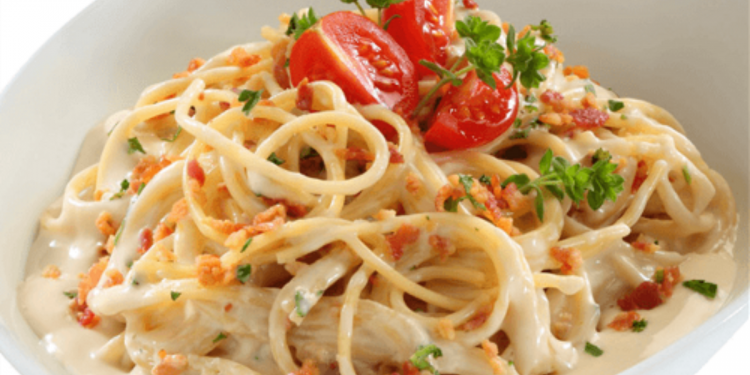 Spaghetti con tocino y perejil