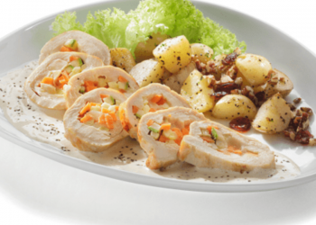 Rollo de pollo en salsa de queso