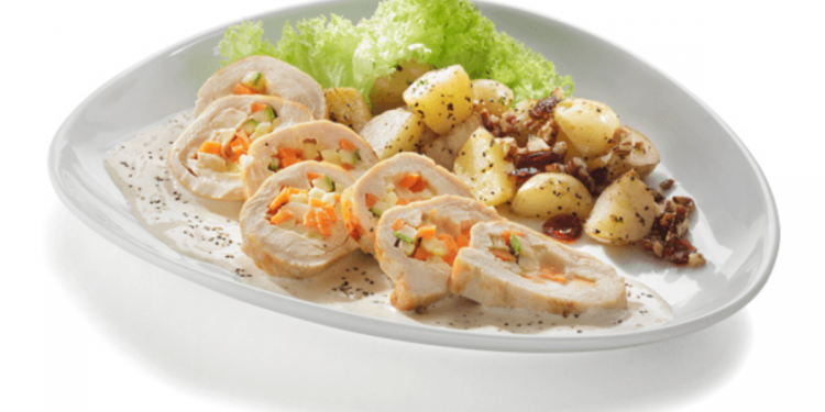 Rollo de pollo en salsa de queso