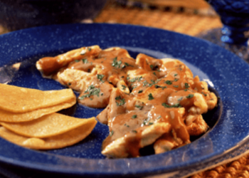 Pollo almendrado con guajillo