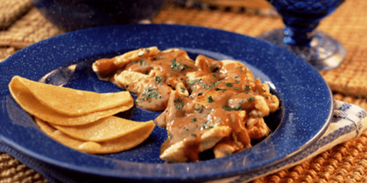 Pollo almendrado con guajillo