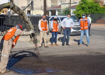 Ayudan hermosillenses a reparar malas condiciones de calles 