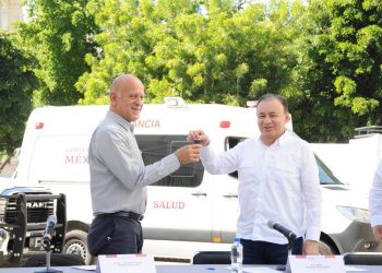Recibe gobernador Unidades Médicas Móviles por parte del Insabi