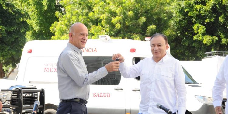 Recibe gobernador Unidades Médicas Móviles por parte del Insabi