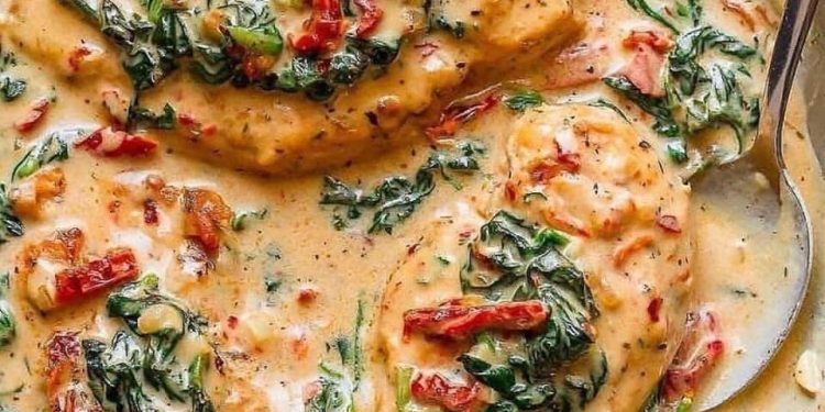 Pollo con espinacas y tomate en salsa cremosa de parmesano - Periodista ...