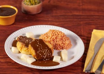 Tortitas de nopales con mole