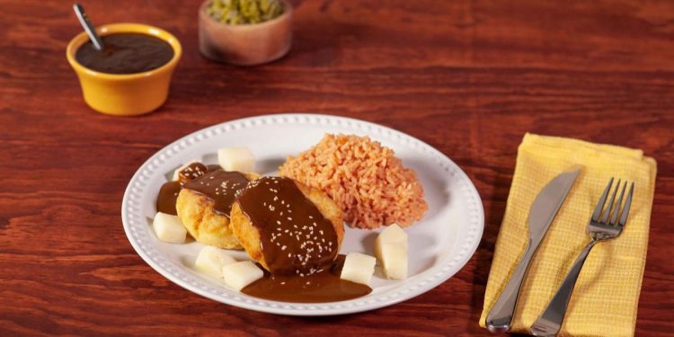 Tortitas de nopales con mole