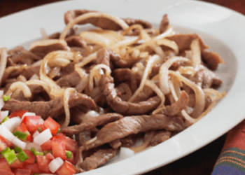 Bisteces encebollados