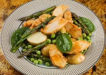 Ensalada de pollo y espárragos con ajo y aderezo de limón