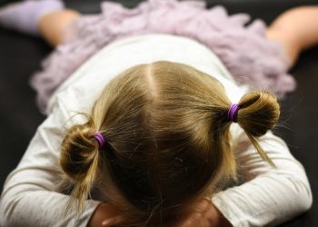 Desobediencia, apego al celular y otras señales de que carencias afectivas en los niños