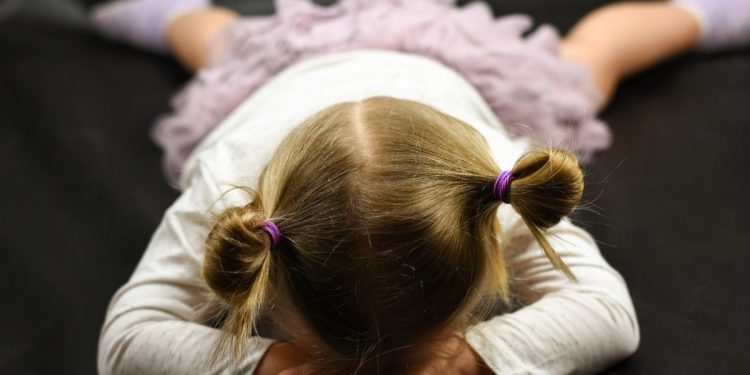 Desobediencia, apego al celular y otras señales de que carencias afectivas en los niños