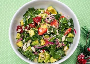 Ensalada de aguacate y frutos rojos con salsa de naranja