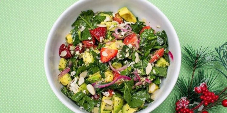 Ensalada de aguacate y frutos rojos con salsa de naranja