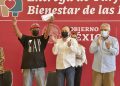Hacen entrega tarjetas de Bienestar a adultos mayores