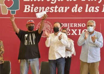 Hacen entrega tarjetas de Bienestar a adultos mayores