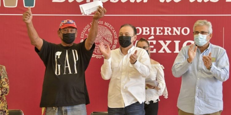 Hacen entrega tarjetas de Bienestar a adultos mayores