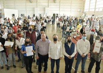 Iniciamos con la entrega de estas 332 escrituras, para dar certeza jurídica a familias: Alfonso Durazo