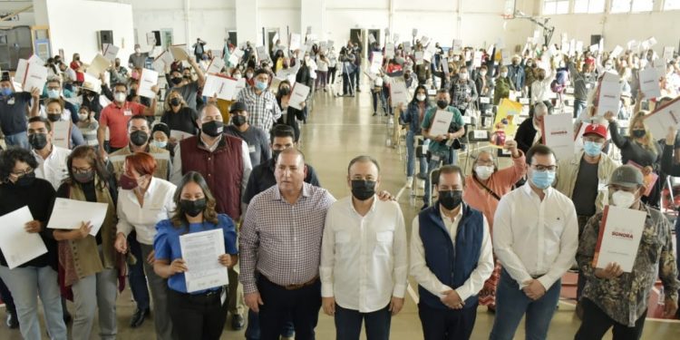 Iniciamos con la entrega de estas 332 escrituras, para dar certeza jurídica a familias: Alfonso Durazo