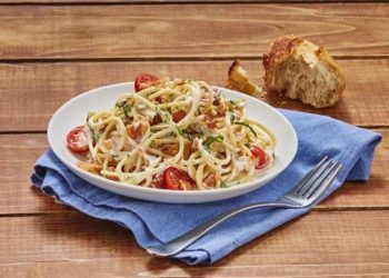 Espagueti con tocino y perejil