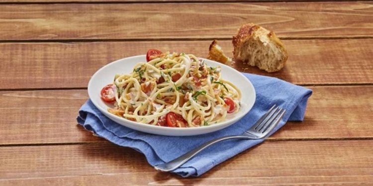 Espagueti con tocino y perejil