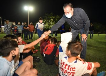 Vecinos de la colonia Hacienda de la Flor reciben rehabilitación de alumbrado en cancha deportiva