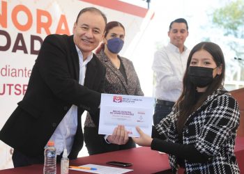 Entregan un total de 525 becas a hijas e hijos de trabajadores públicos