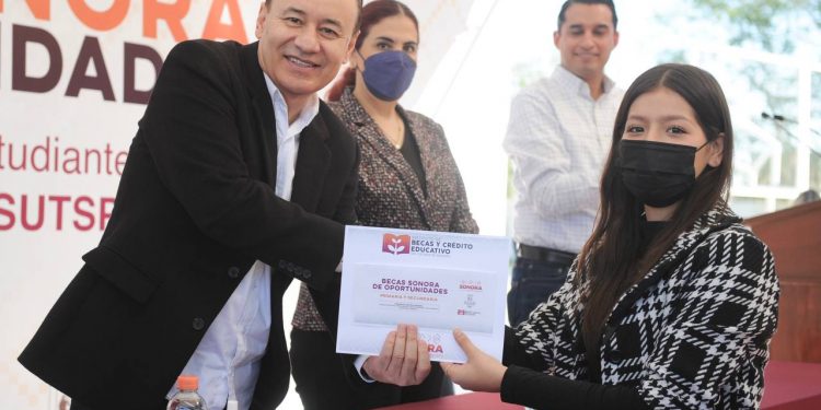 Entregan un total de 525 becas a hijas e hijos de trabajadores públicos