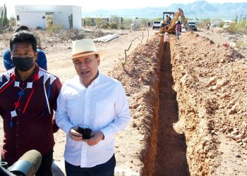 Supervisan avances en obras para abastecer de agua a Punta Chueca