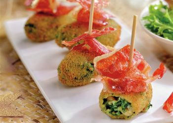 Croquetas de espinacas con queso, piñones y jamón ibérico