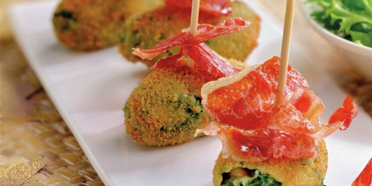 Croquetas de espinacas con queso, piñones y jamón ibérico