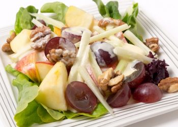 Ensalada Waldrof aderezada con cardamomo y miel