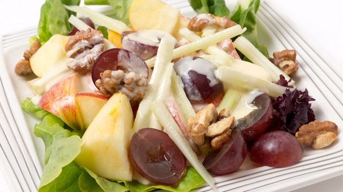 Ensalada Waldrof aderezada con cardamomo y miel