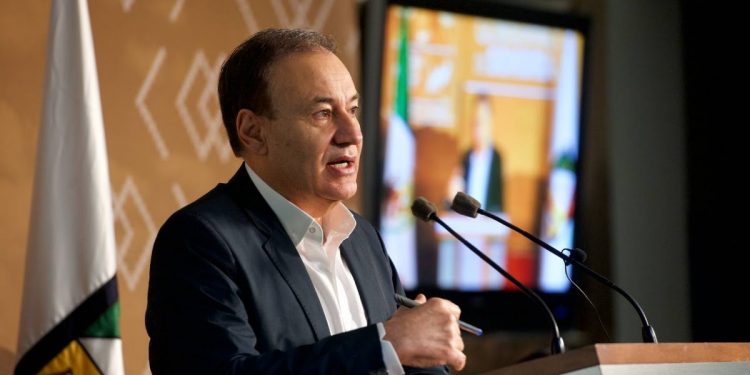 Expone gobernador avances del proceso para sacar las vías del tren de Nogales